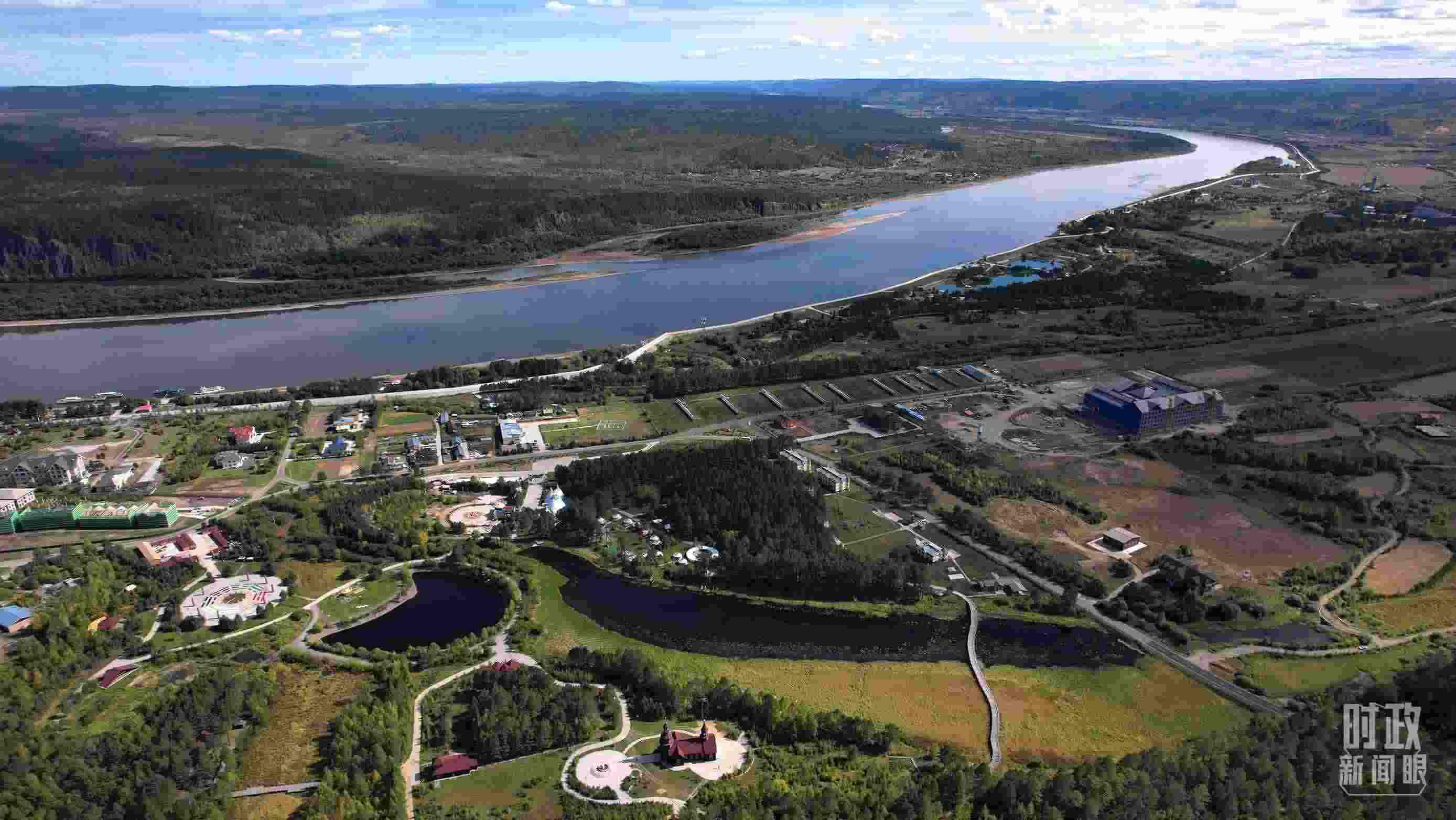 △北極村北邊是中俄界江黑龍江。（總臺(tái)國廣記者李晉拍攝）