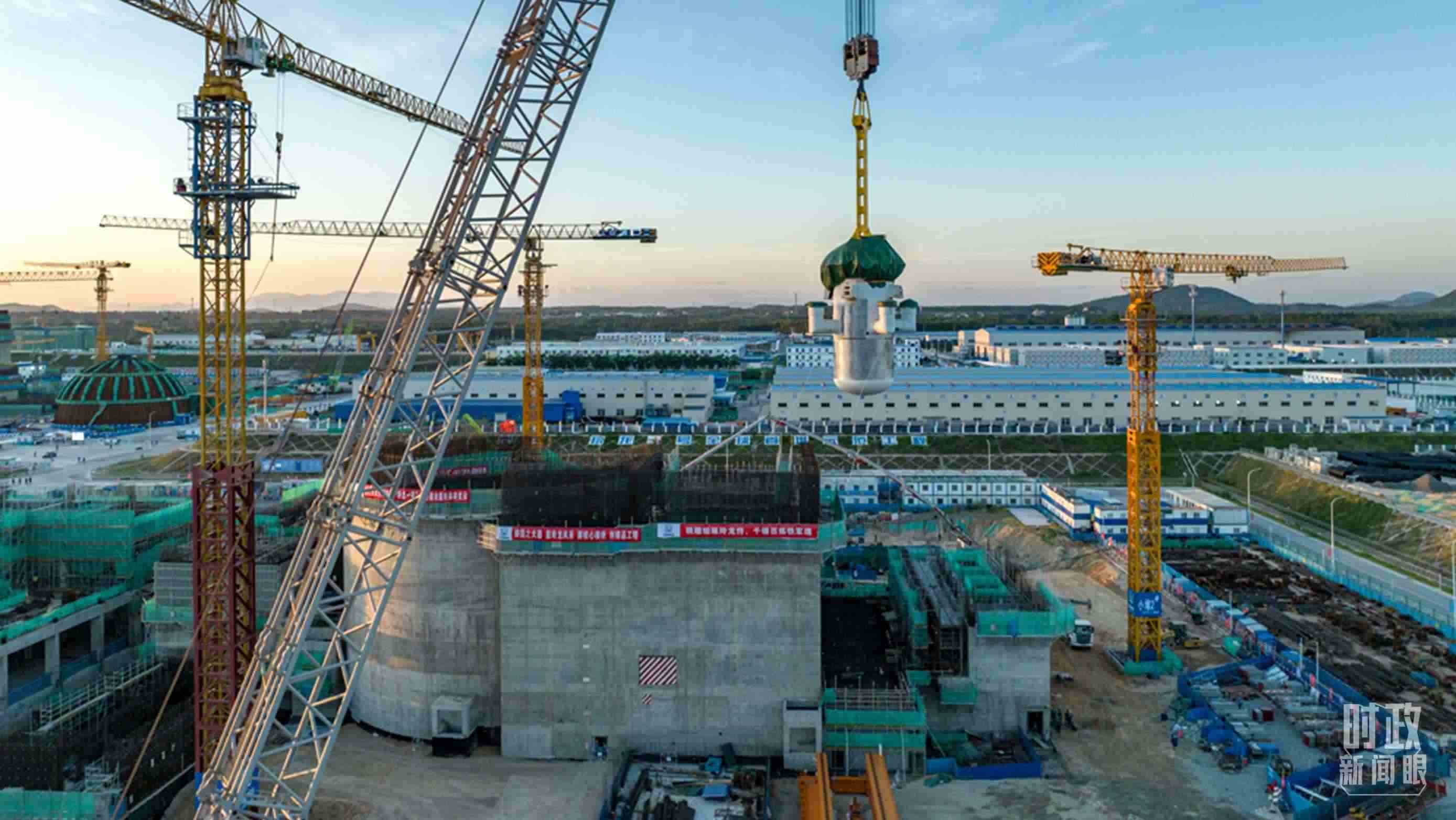 △8月10日，由中國第一重型機(jī)械股份公司承制的玲龍一號(hào)反應(yīng)堆核心模塊“玲龍之心”成功吊裝。（圖/國務(wù)院國資委網(wǎng)站）