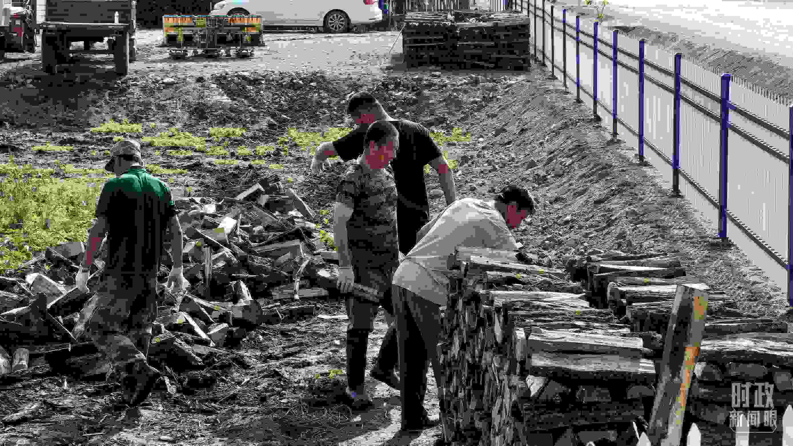 △村民正在整理家中被洪水沖垮的柴火垛。（總臺(tái)央廣記者潘毅拍攝）