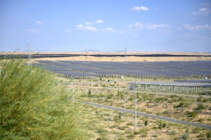 這是2023年8月24日拍攝的內蒙古鄂爾多斯市達拉特光伏基地。新華社記者 賀書琛 攝