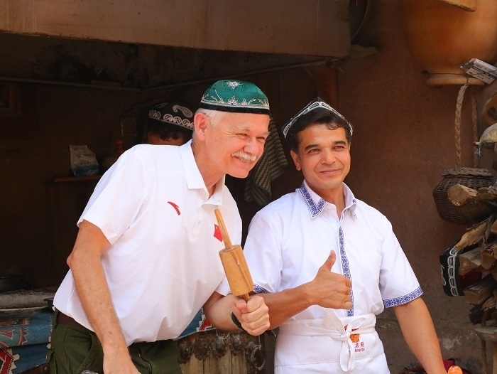 潘維廉和維吾爾族創(chuàng)業(yè)青年合影。主辦方供圖