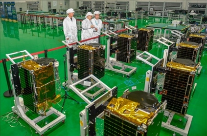 △2022年10月17日，位于吉林長春的長光衛(wèi)星技術(shù)股份有限公司科研人員在衛(wèi)星總裝測試大廳進行相關(guān)測試工作。