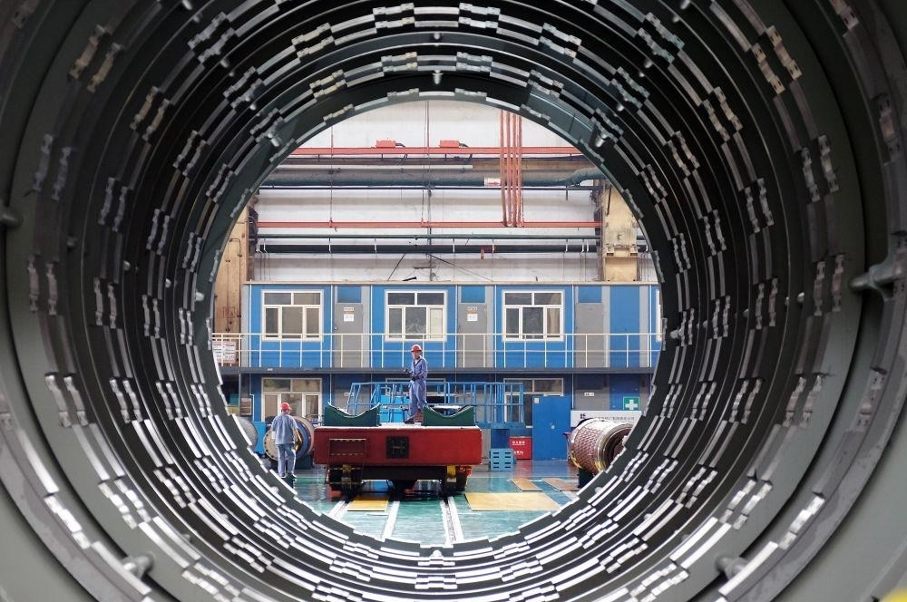 △2023年8月31日，工人在哈電集團哈爾濱電機廠有限責(zé)任公司的水電分廠重型車間作業(yè)。