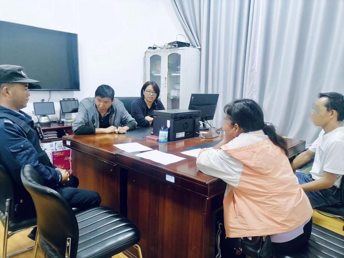 2023年8月4日，和立峰（左二）在調(diào)解一起家庭婚姻糾紛。受訪者供圖