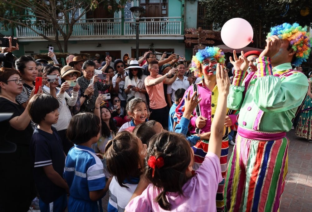 演員與小朋友在新疆喀什古城景區(qū)互動(dòng)（2023年9月7日攝）。新華社記者 蘭紅光 攝