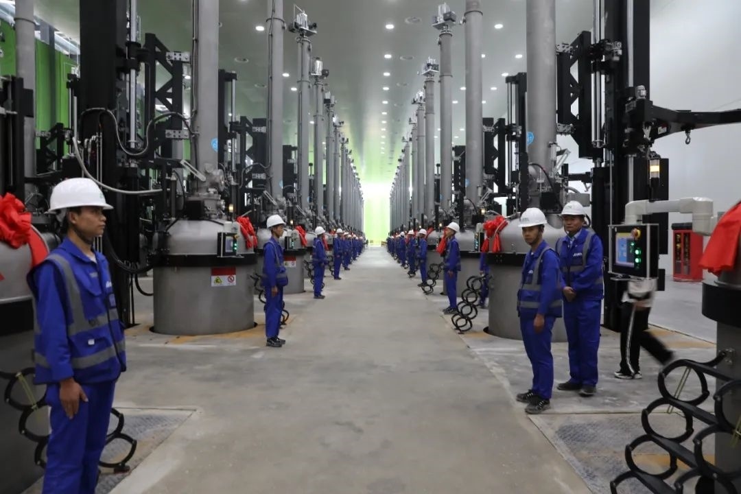 晶科能源二期20GW拉棒切方項目投產(chǎn)現(xiàn)場。南川工業(yè)園區(qū)管委會供圖