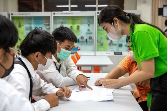 3月14日，在泰國大城府大城技術(shù)學(xué)院魯班工坊，教師（右一）給學(xué)生上課。新華社記者 王騰 攝