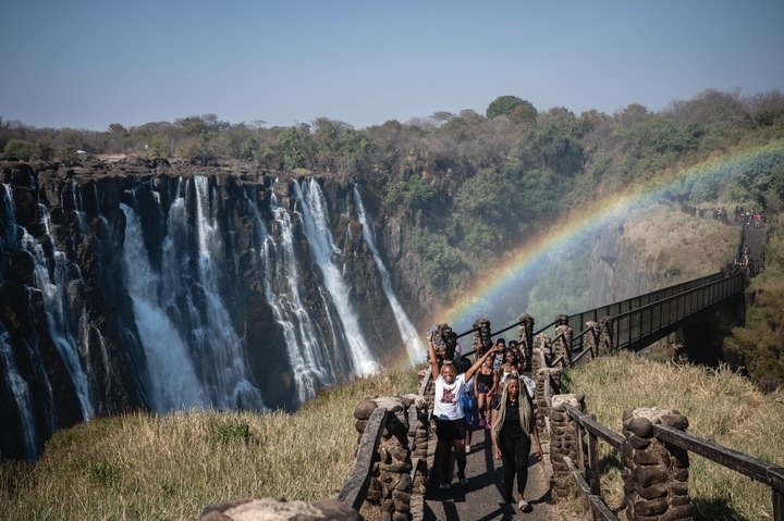8月21日，游客在贊比亞觀賞維多利亞瀑布景色。