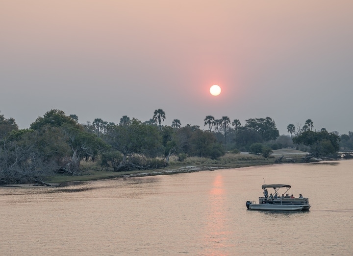 8月23日，在贊比亞拍攝的贊比西河上的游船。