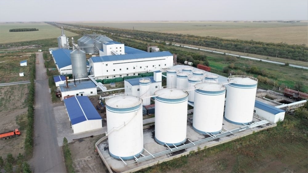 這是2022年9月2日在哈薩克斯坦北哈薩克斯坦州拍攝的愛(ài)菊農(nóng)產(chǎn)品物流加工園區(qū)（無(wú)人機(jī)照片）。新華社發(fā)（奧斯帕諾夫攝）