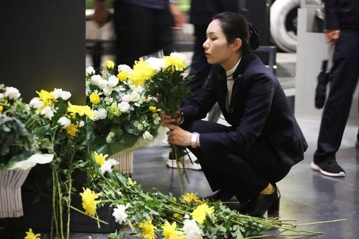 9月18日，工作人員在侵華日軍第七三一部隊罪證陳列館整理花束。新華社記者 石楓 攝