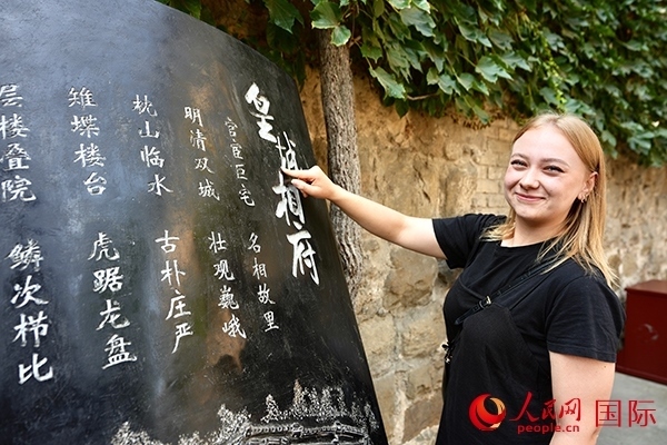 選手金雪花（波蘭）在古堡內(nèi)留影。人民網(wǎng) 盧鵬宇攝