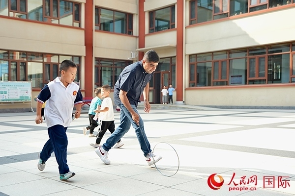 來自巴基斯坦的沙杰在滾鐵環(huán)。人民網(wǎng) 盧鵬宇攝