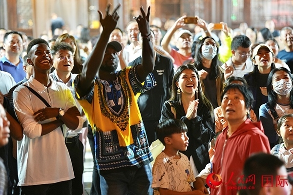 選手體驗(yàn)古城巡游。人民網(wǎng) 盧鵬宇攝