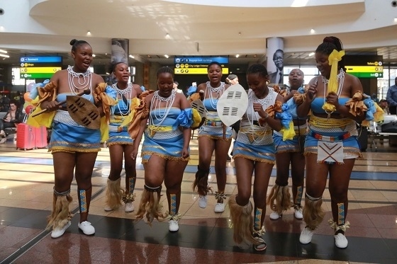 當?shù)孛癖姎g迎中國旅行團。北青旅提供