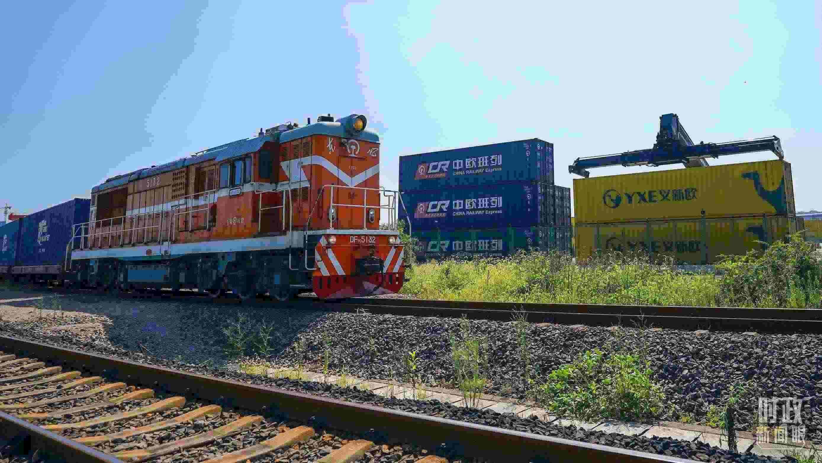 △“義新歐”先后開(kāi)通了18條點(diǎn)對(duì)點(diǎn)的班列主線，業(yè)務(wù)范圍輻射50多個(gè)國(guó)家和160多個(gè)城市。（總臺(tái)國(guó)廣記者李晉拍攝）