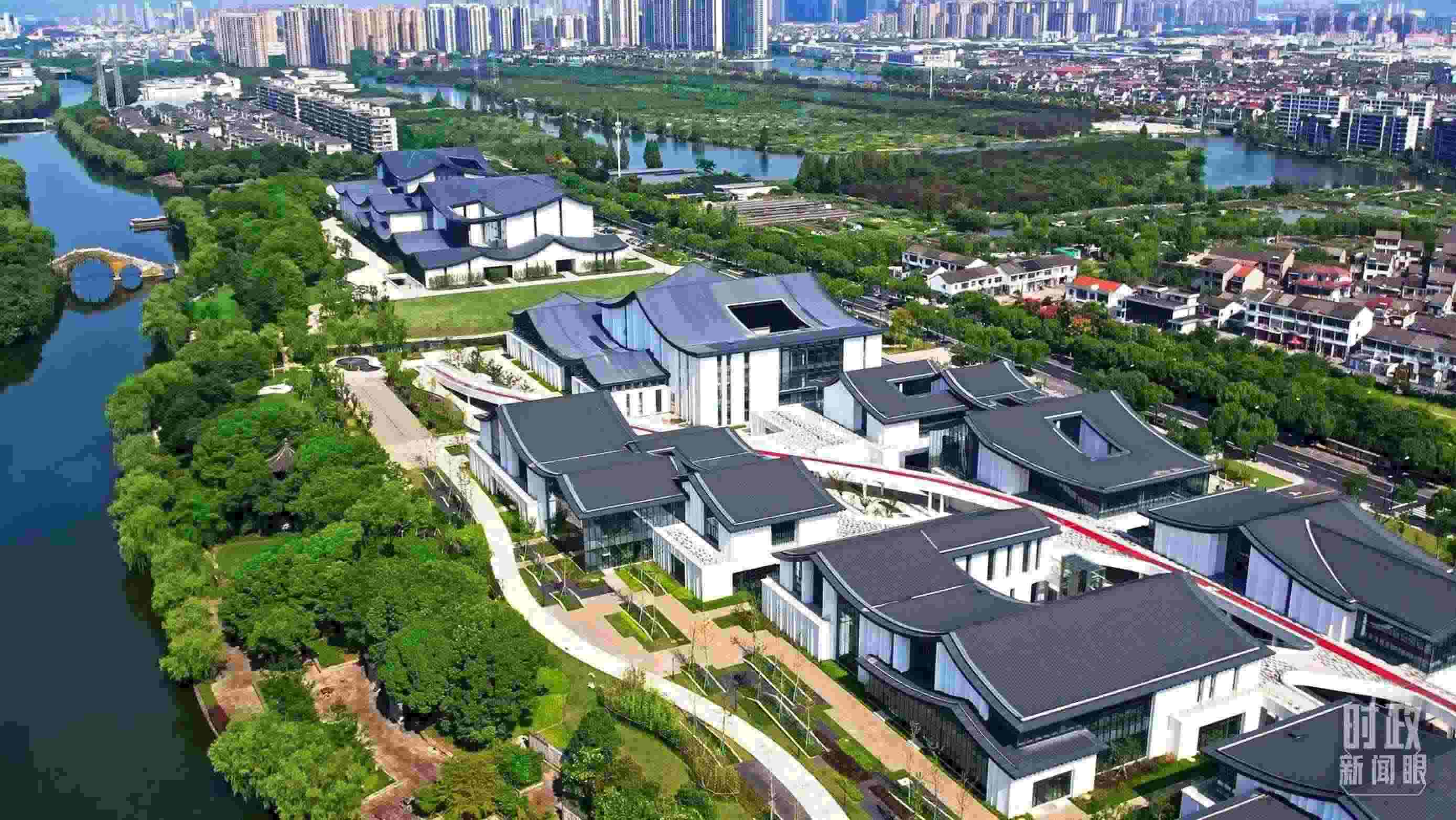 △臨河而建的浙東運(yùn)河文化園。（總臺(tái)央視記者范凱拍攝）