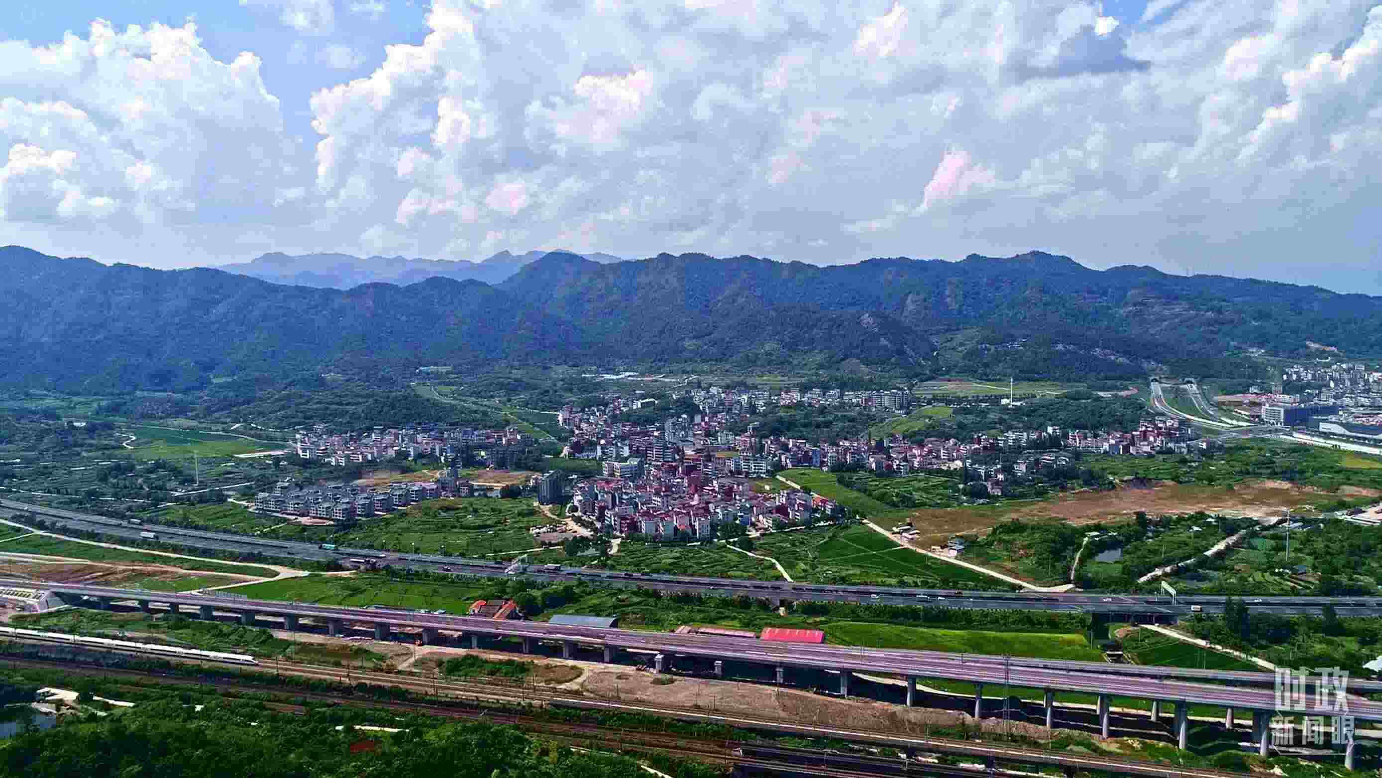 △李祖村航拍。（總臺(tái)央視記者范凱拍攝）