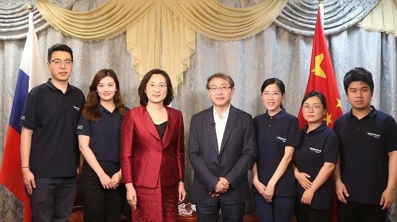 中國(guó)駐葉卡捷琳堡總領(lǐng)事崔少純與人民網(wǎng)采訪組合影。