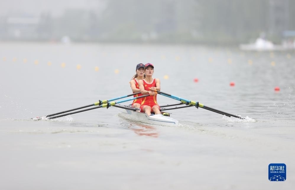 9月24日，鄒佳琪（左）/邱秀萍在決賽中。新華社記者 賈浩成 攝