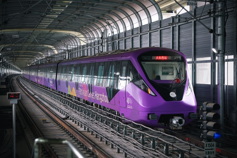 從杭州火車(chē)西站出發(fā)，地鐵19號(hào)線貫穿杭州火車(chē)東站、杭州蕭山機(jī)場(chǎng)，“亞運(yùn)號(hào)”地鐵專列運(yùn)行在這條線路上。