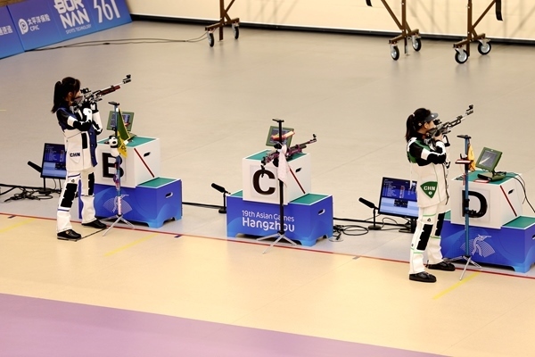 黃雨婷(左)、韓佳予在女子10米氣步槍個(gè)人賽比賽中。人民網(wǎng)記者 胡雪蓉?cái)z