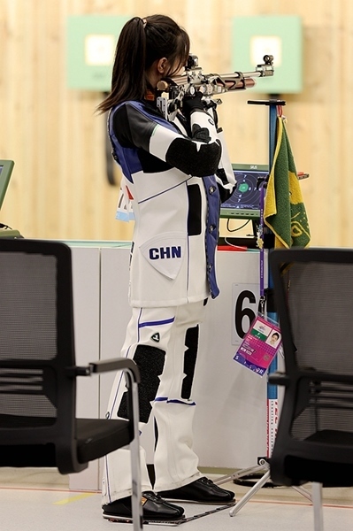 9月24日，黃雨婷在女子10米氣步槍團(tuán)體賽比賽中。人民網(wǎng)記者 胡雪蓉?cái)z