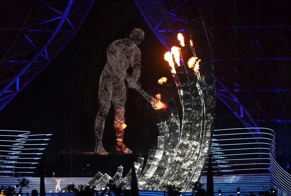 △“數(shù)字火炬手”點燃象征亞洲大團結的亞運之火。