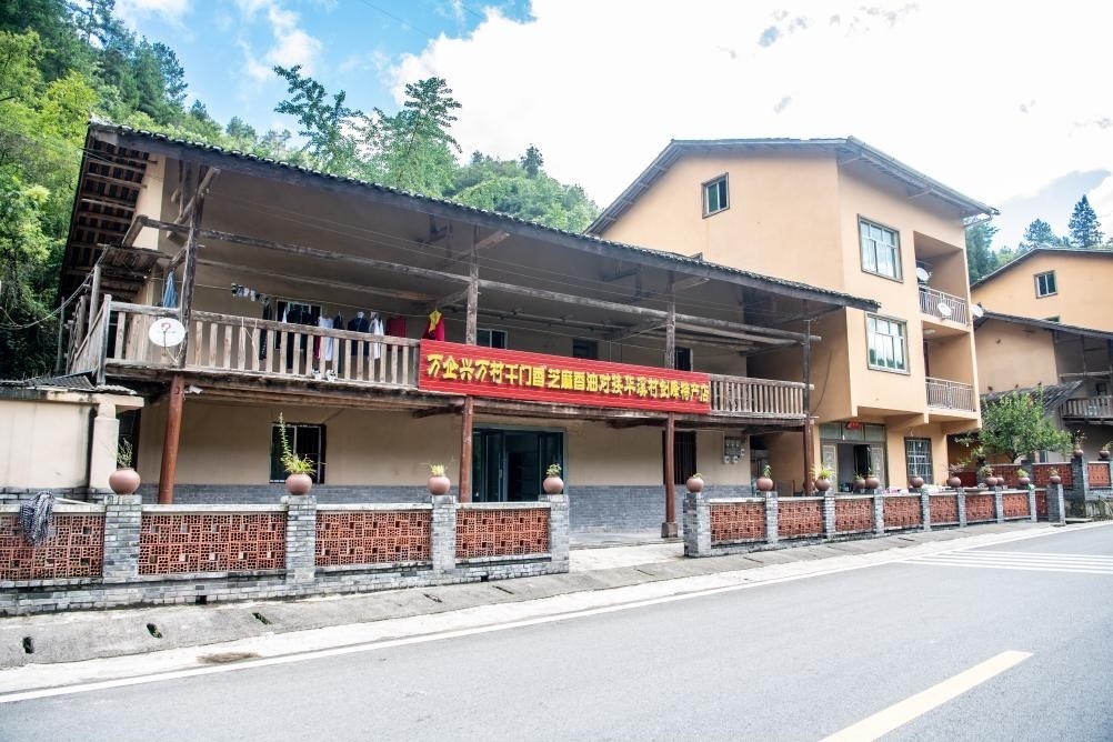 這是8月28日拍攝的危房改造后的村民張劍峰家。新華社記者 唐奕 攝