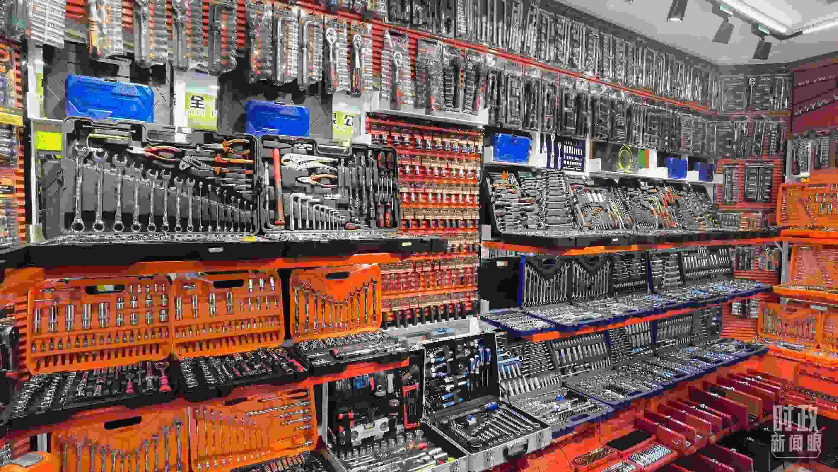 △義烏國(guó)際商貿(mào)城內(nèi)的一家五金店，貨品豐富。（總臺(tái)央視記者石丞拍攝）