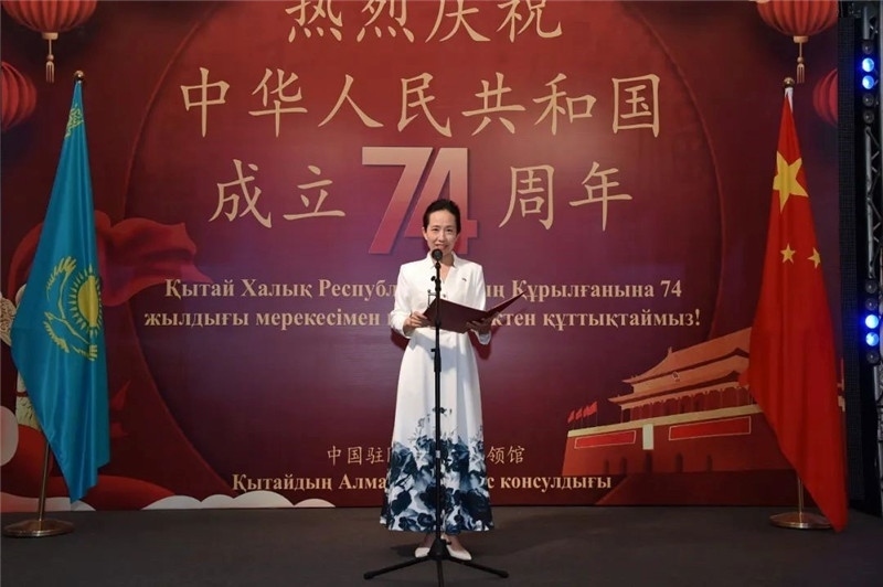 圖為蔣薇總領(lǐng)事致辭。駐阿拉木圖總領(lǐng)館供圖