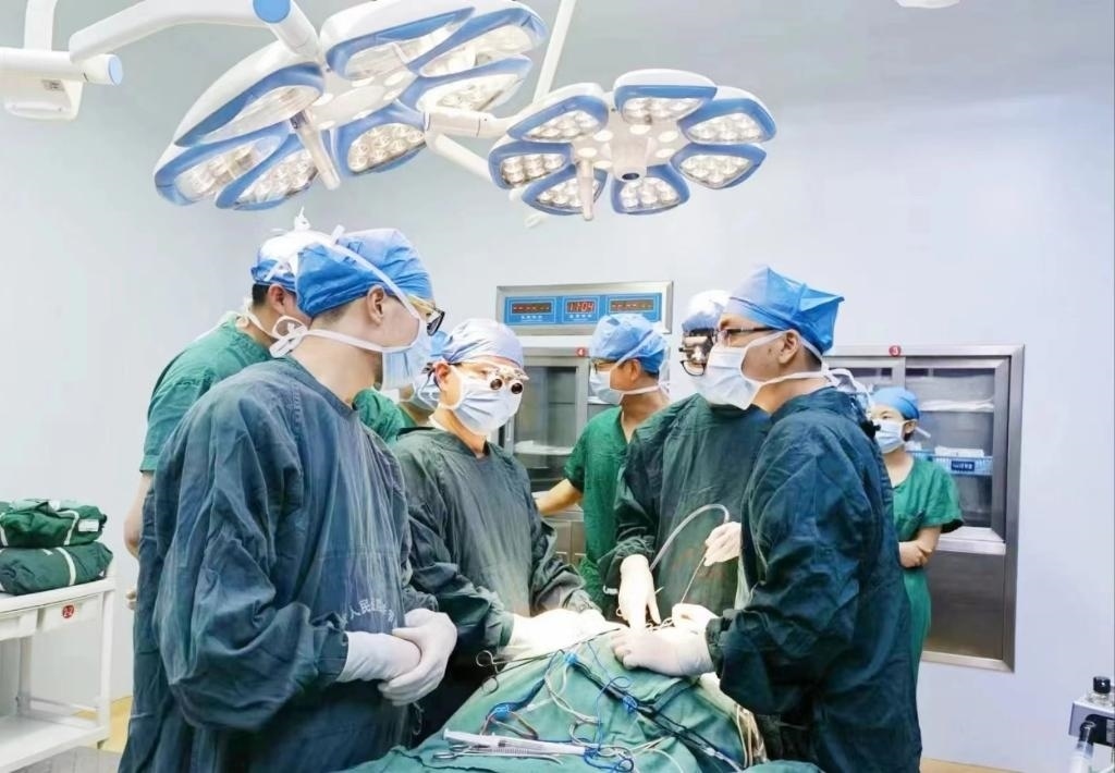 浙江省人民醫(yī)院畢節(jié)醫(yī)院的醫(yī)師團(tuán)隊(duì)正在為患者李老伯進(jìn)行手術(shù)。（王磊波 攝 新華社發(fā)）
