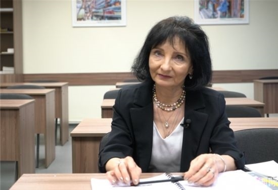 阿拉在白大孔院接受記者采訪。人民網(wǎng)記者 皇甫萬里攝