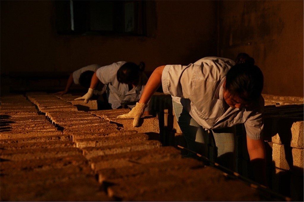 匠人師傅正在翻動(dòng)曲胚。張?zhí)炝z