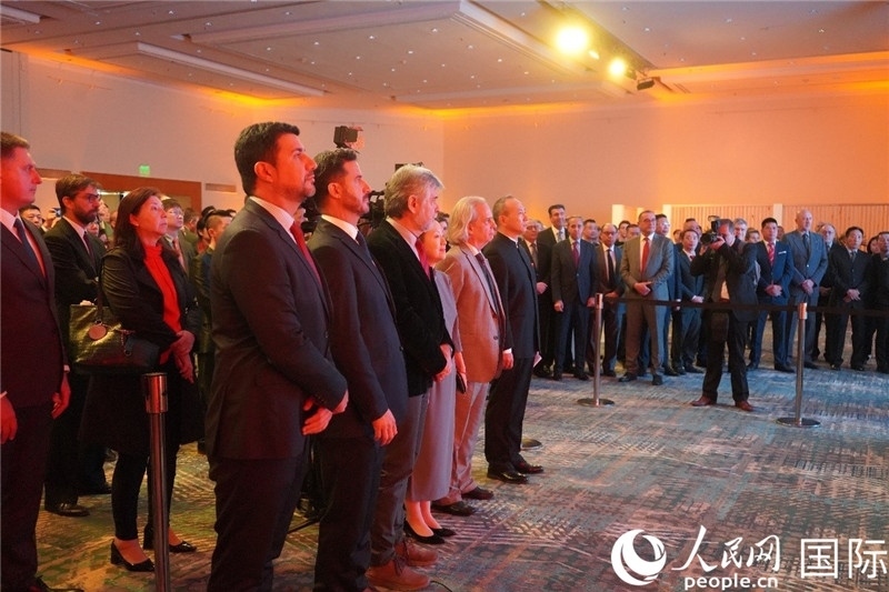 圖為招待會(huì)現(xiàn)場演奏兩國國歌。人民網(wǎng)記者 許放攝