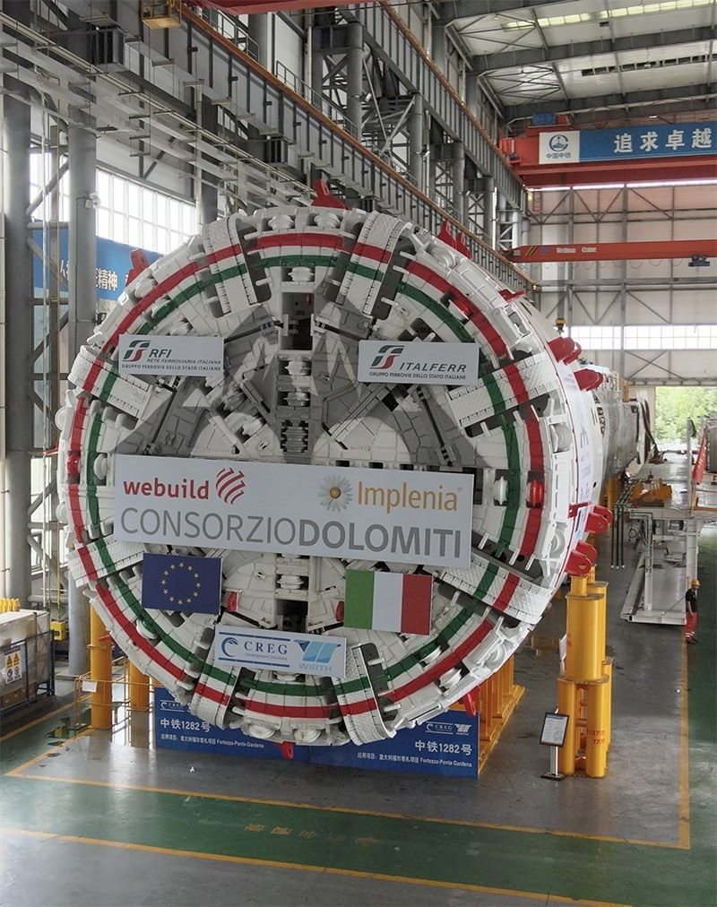 圖為中鐵裝備集團盾構(gòu)總裝車間。人民網(wǎng)記者 唐宋攝