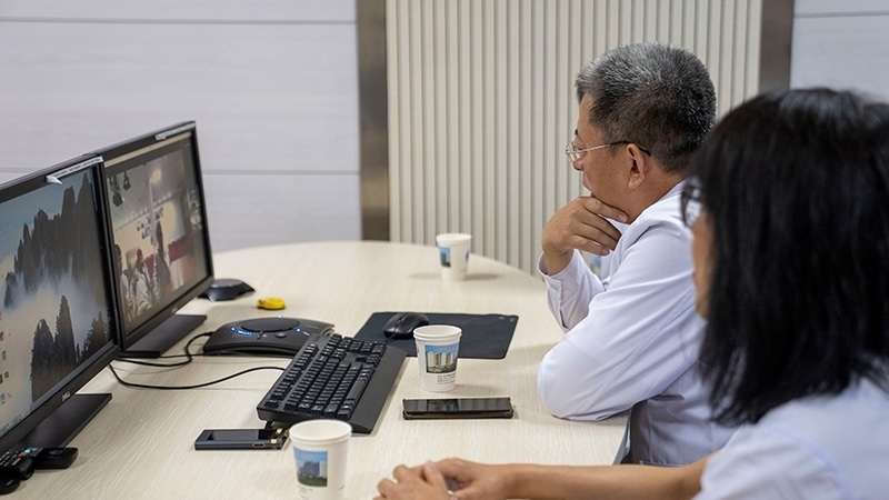 新疆醫(yī)科大學第一附屬醫(yī)院專家團隊與哈薩克斯坦國立科學研究中心的專家對患者進行跨國遠程會診。人民網(wǎng)記者 許崢攝