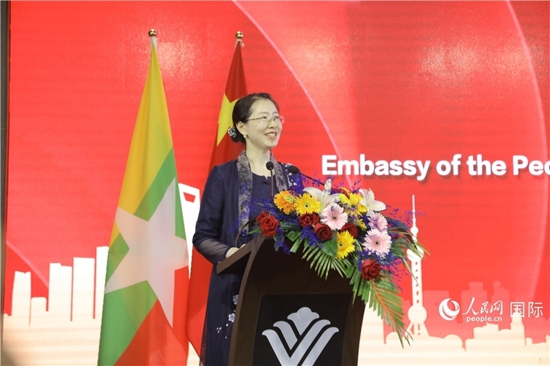 圖為使館臨時代辦曹靜致辭。人民網(wǎng)記者 謝佳君攝