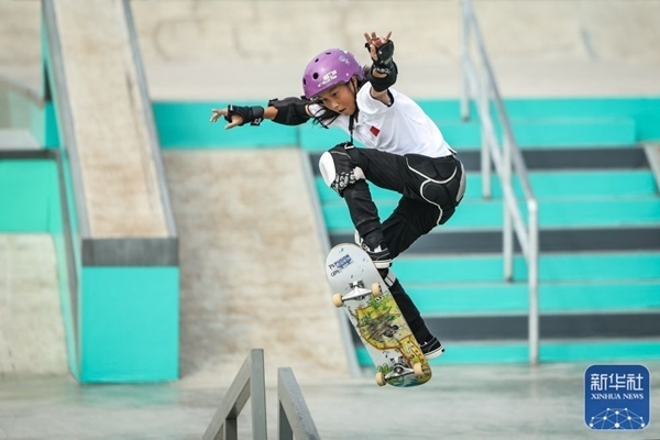 9月27日，中國選手崔宸曦在比賽中。當(dāng)日，在錢塘輪滑中心舉行的杭州亞運(yùn)會女子街式?jīng)Q賽中，中國選手崔宸曦以242.62分的成績奪得冠軍，曾文蕙獲得亞軍，日本選手伊藤美優(yōu)獲得季軍。新華社記者 潘昱龍攝