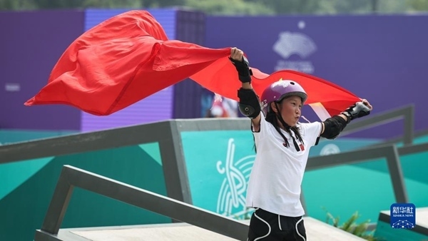 9月27日，崔宸曦在賽后慶祝奪冠。當(dāng)日，在錢塘輪滑中心舉行的杭州亞運會女子街式?jīng)Q賽中，中國選手崔宸曦以242.62分的成績奪得冠軍，曾文蕙獲得亞軍，日本選手伊藤美優(yōu)獲得季軍。新華社記者 潘昱龍攝