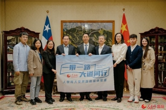 牛清報大使（中）與人民網(wǎng)、人民日報社記者合影。 人民網(wǎng)記者 張若涵攝