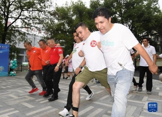 9月28日，在柯橋柯亭社區(qū)，各民族居民參加趣味運(yùn)動(dòng)會(huì)。