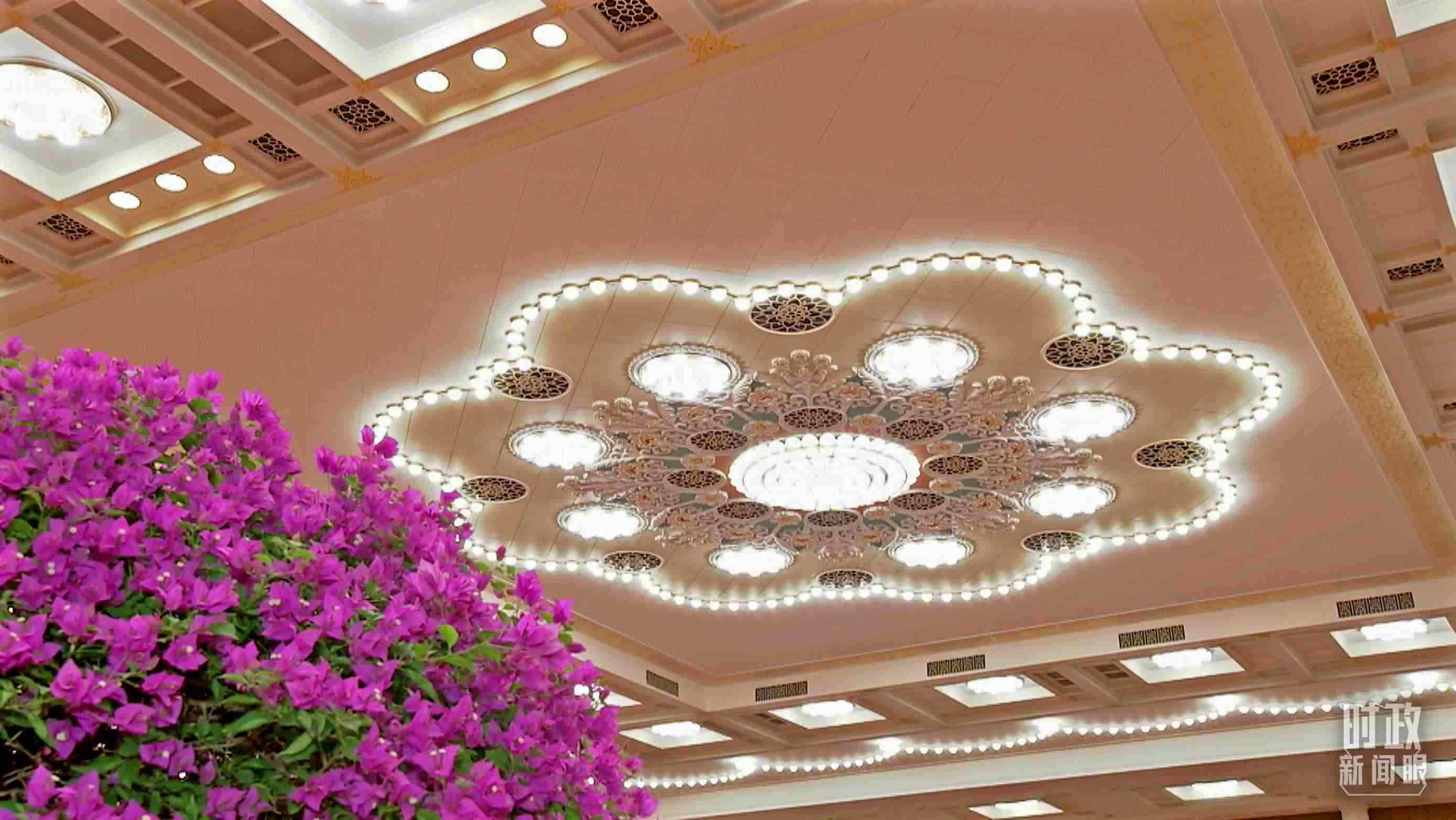 △人民大會(huì)堂宴會(huì)廳，華燈璀璨、鮮花綻放。