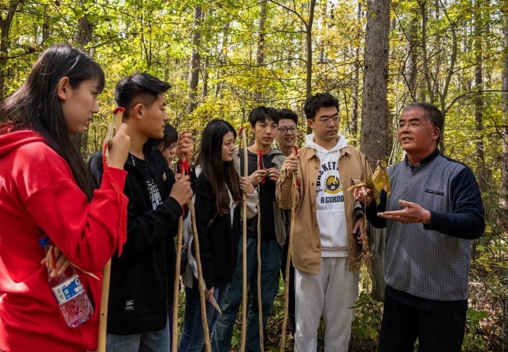 魏本勝為清華大學(xué)同學(xué)介紹長白山人參文化。嚴磊攝