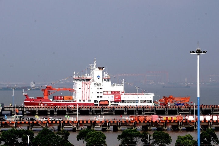 9月27日，“雪龍2”號極地科考破冰船停泊在中國極地考察國內(nèi)基地碼頭。當(dāng)日，由自然資源部組織的中國第13次北冰洋科學(xué)考察隊乘“雪龍2”號極地科考破冰船返回上海，標(biāo)志著中國第13次北冰洋科學(xué)考察任務(wù)圓滿完成。新華社記者 張建松 攝