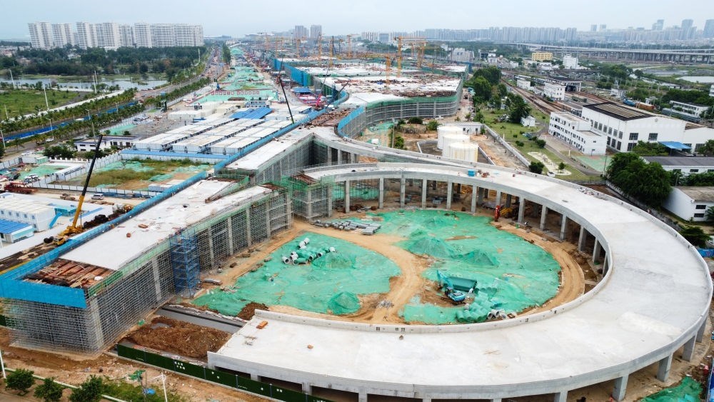 9月9日拍攝的?？谛潞８酆湍细邸岸€口岸”（貨運）集中查驗場所建設(shè)項目（無人機照片）。該項目是海南自貿(mào)港封關(guān)運作重點項目。新華社記者 楊冠宇 攝
