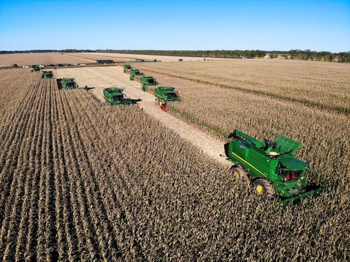 9月20日在位于黑龍江雙鴨山市友誼縣的北大荒農(nóng)業(yè)股份有限公司友誼分公司一地塊拍攝的秋收現(xiàn)場（無人機照片）。新華社記者 王松 攝