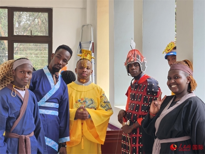 28日，肯尼亞內(nèi)羅畢大學(xué)孔子學(xué)院舉行“詩劇頌中秋，中肯共月明”中秋慶典，情景劇《嫦娥奔月》部分演員合影。人民網(wǎng)記者 黃煒鑫攝