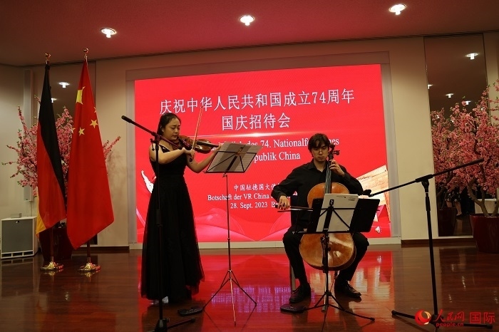 青年音樂(lè)家為來(lái)賓們現(xiàn)場(chǎng)演奏《我和我的祖國(guó)》。人民網(wǎng)記者 劉仲華攝