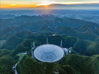 “中國天眼”全景（維護(hù)保養(yǎng)期間拍攝）。新華社記者 歐東衢 攝